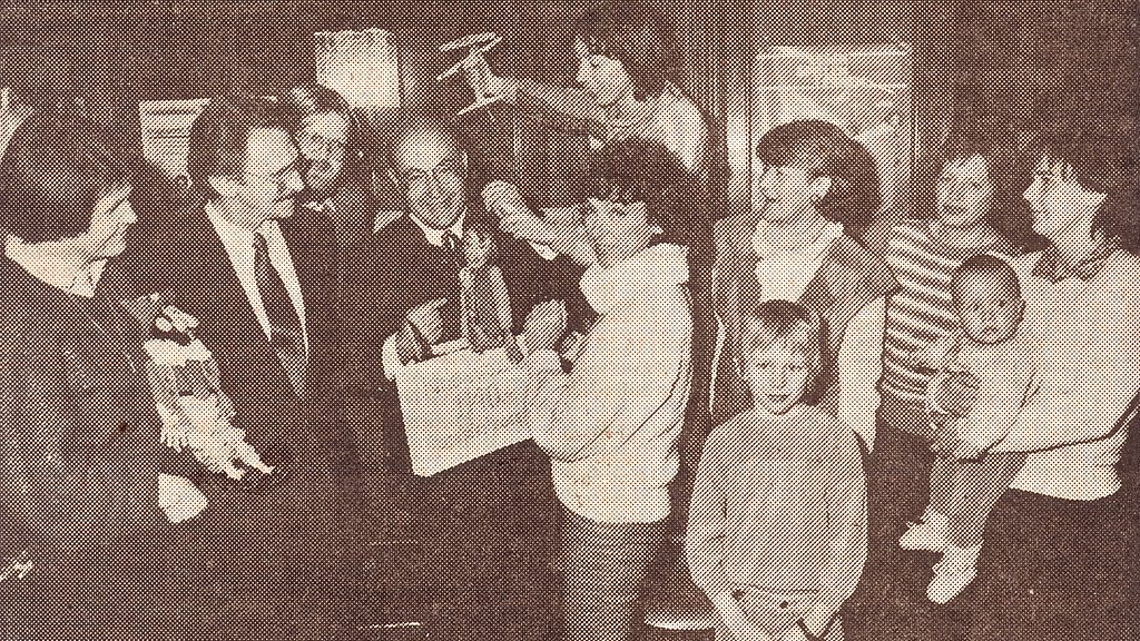 Bürgermeister Heribert Thallmair mit Mitgliedern des Ensembles nach Abschluss der ersten Spielzeit im Januar 1987. (Foto: Stadtarchiv Starnberg)