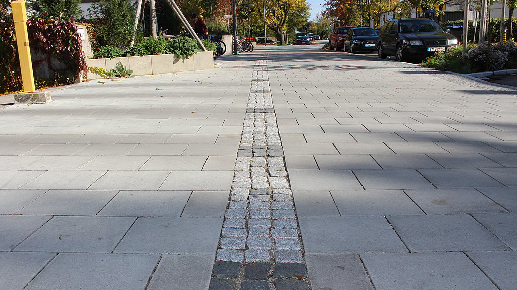 Barrierefreier Geh- und Radweg entlang der Rheinlandstraße – Vorplatz Gymnasium mit Blindenleitlinie