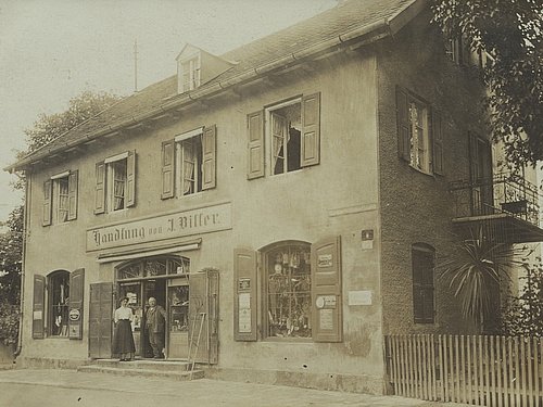 Johann Biller und seine Tochter Berta um 1935 vor dem Kaufhaus in der Hauptstraße. 