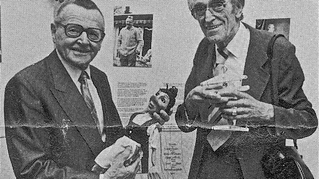 Arnulf Gnam (li.) mit dem Spielgefährten aus der Jugendzeit, Georg ("Schorsch") Blädel, bei der Eröffnung der ersten Ausstellung im Starnberger Heimatmuseum (1986). (Foto: Heinz Weißfuß) 